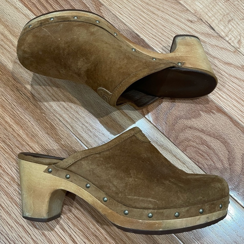 Ugg Cognac Brown Suede Abbie Slip On Sheep Skin Lined Heeled Clog 5772 Size 7